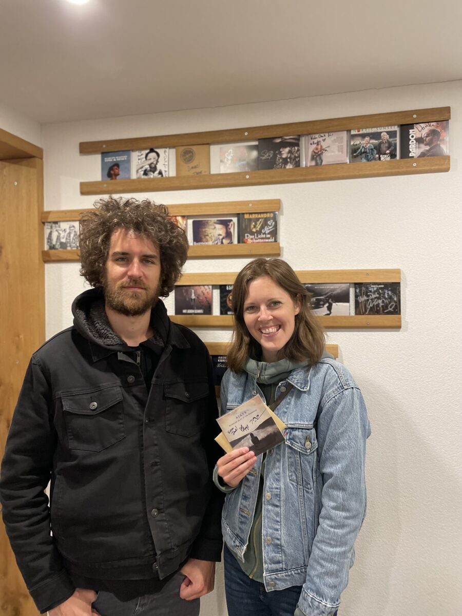 Ajaye spielt auf dem Heimathof und trägt sich ins Gästebuch ein.